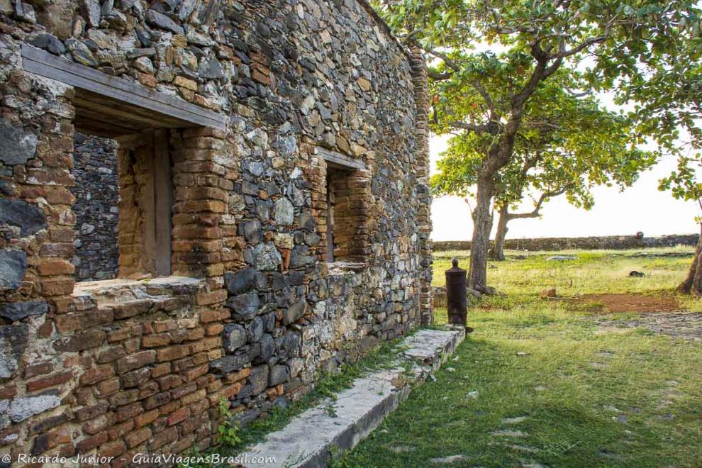 Imagem das janela e árvores em volta do Forte em Fernando de Noronha.